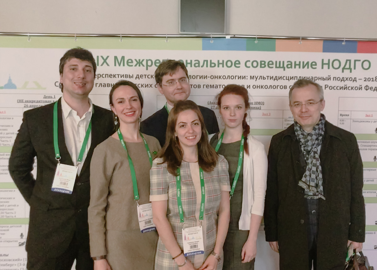 Татьяна Юхта с коллегами из отделения трансплантации костного мозга для детей с солидными новообразованиями НИИ ДОГиТ им. Р. М. Горбачевой. Фото: из личного архива. Фотография 4